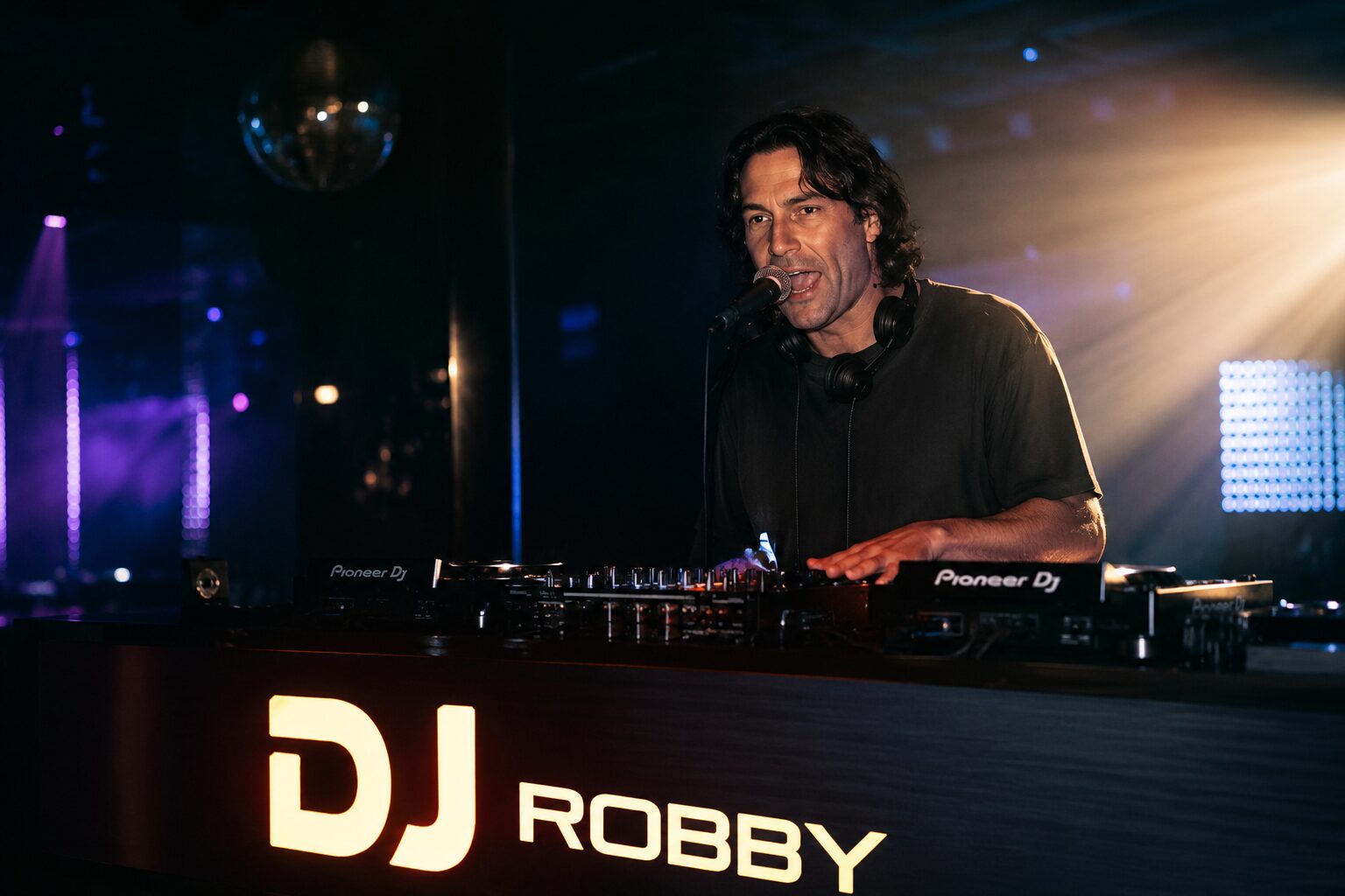 DJ Robby am Pult, live in Action